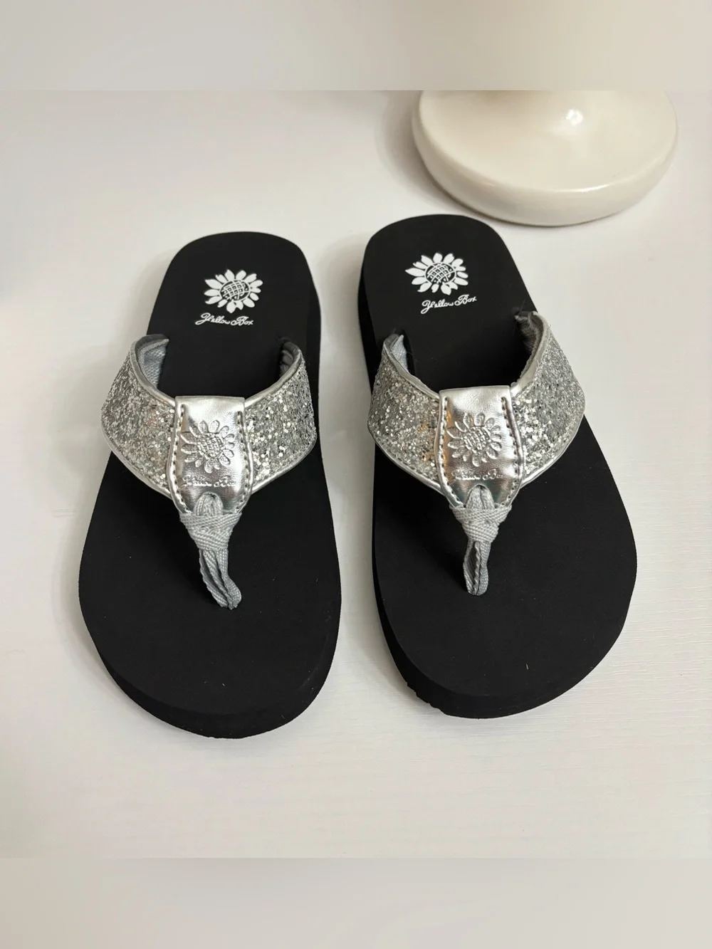 NIB Yellow Box Ferdy 2 Silver Glitter Flip Flop Sandals Sz 1